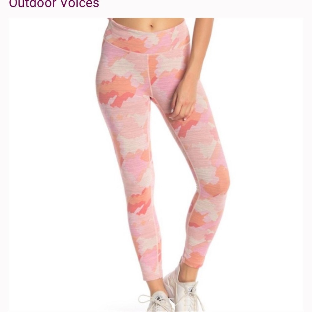 Outdoor Voices TechSweat Leggings Womens Medium Pink Camo Excellent 7/8 Length